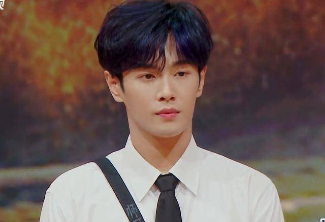 金子涵像机器人,李汶翰干啥啥不行,乐华艺人出路在何方?