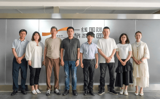 一线国际旅游集团董事长叶柏青,总经理张兴平为代表