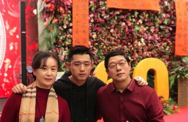 景甜张继科宣布分手,从恋爱之初就埋下的4点隐患终于爆发_父母_差距