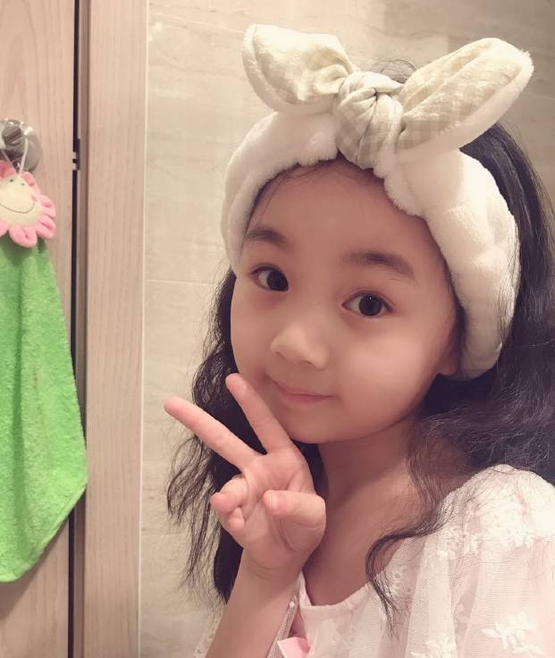 小山竹近照,越长越漂亮妈妈忍不住偷拍,妈妈镜头下女儿又美又萌_孩子