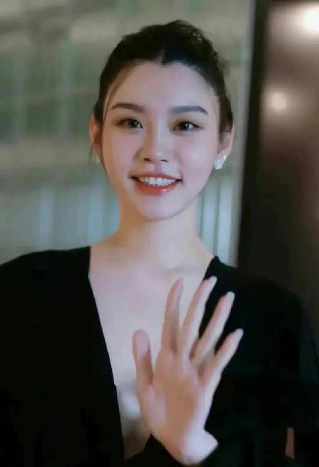 奚梦瑶高调亮相胖不少!