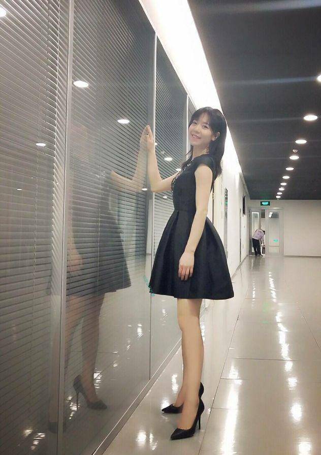 篮球世界杯涌现cctv5新一姐,有才华有身材有韵味,球迷好评如潮_程雨涵