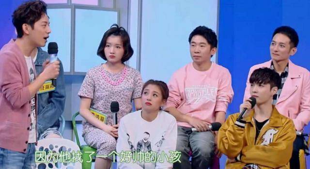 《快乐大本营》是李湘,李兵担任首届主持人,后又进入了海波,然后我们