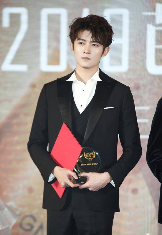 佟梦实正式进入演艺圈的作品是湖南卫视的真人秀《一年级·大学季》