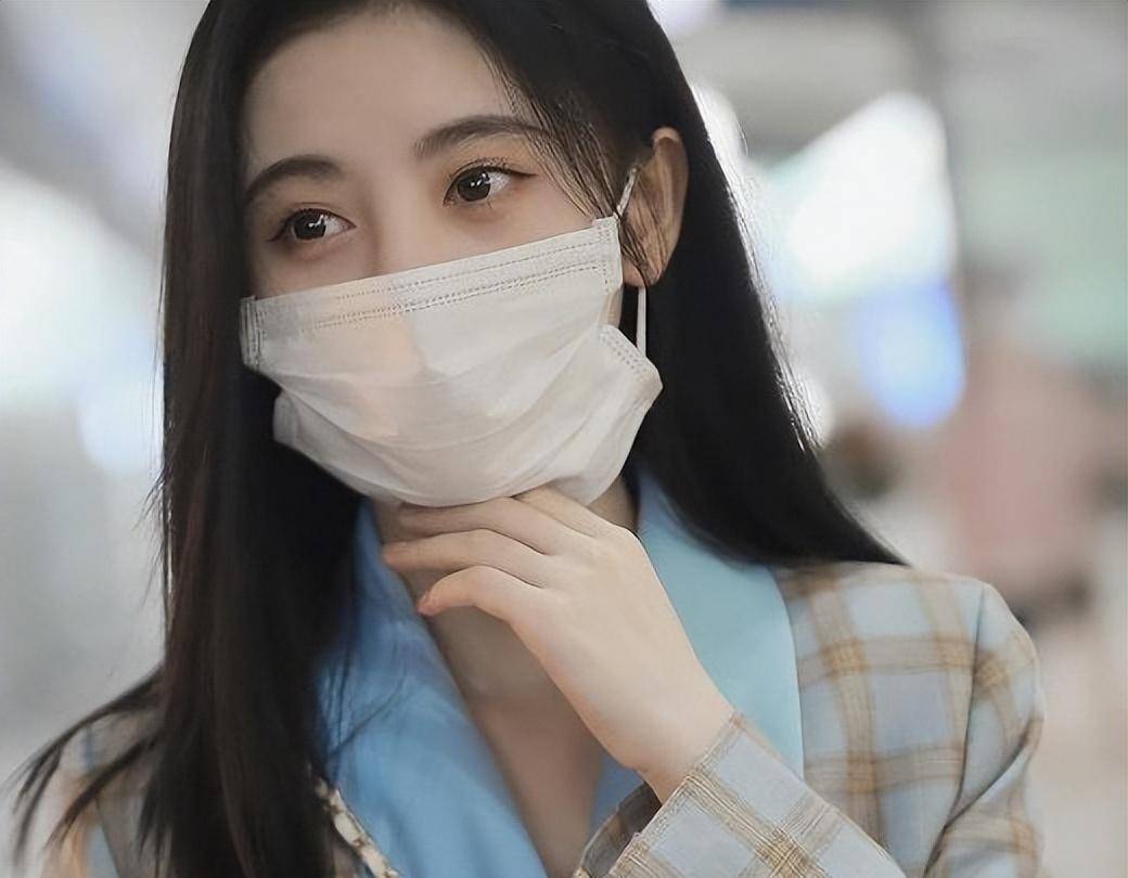 鞠婧祎"仙女戴口罩"上热搜,手拿口罩捂嘴凹造型,她真的太累了_网友