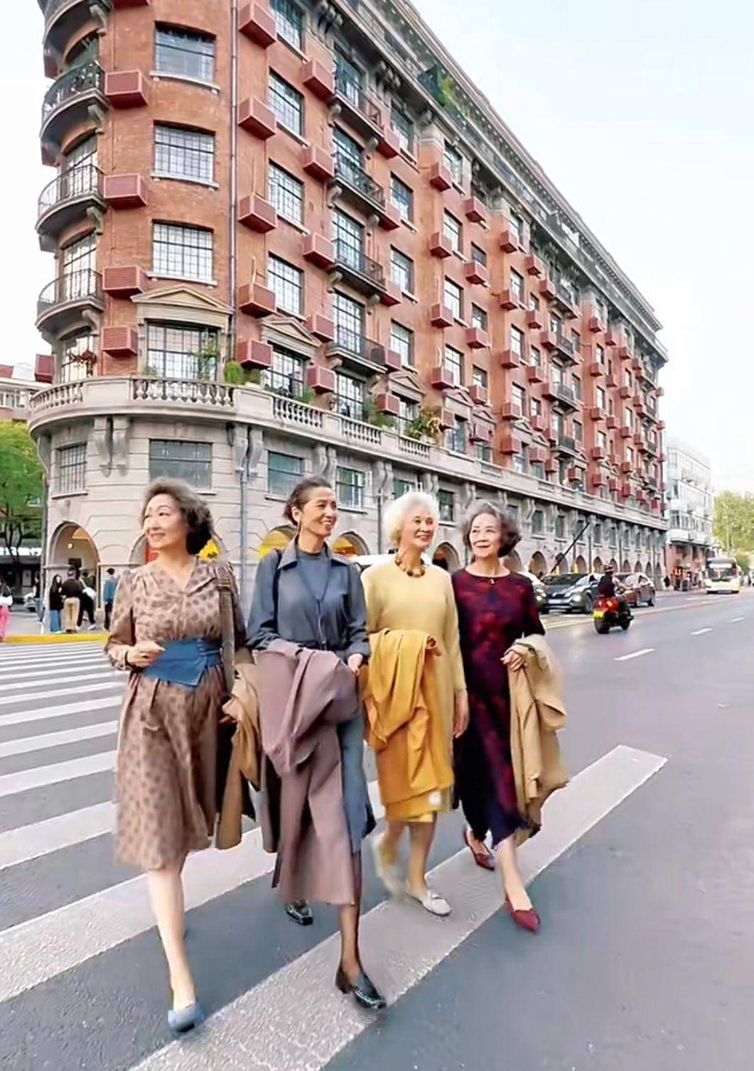4位北京大妈说:裙子过膝,鞋子没跟,白发未染,老气又时尚_奶奶_头发
