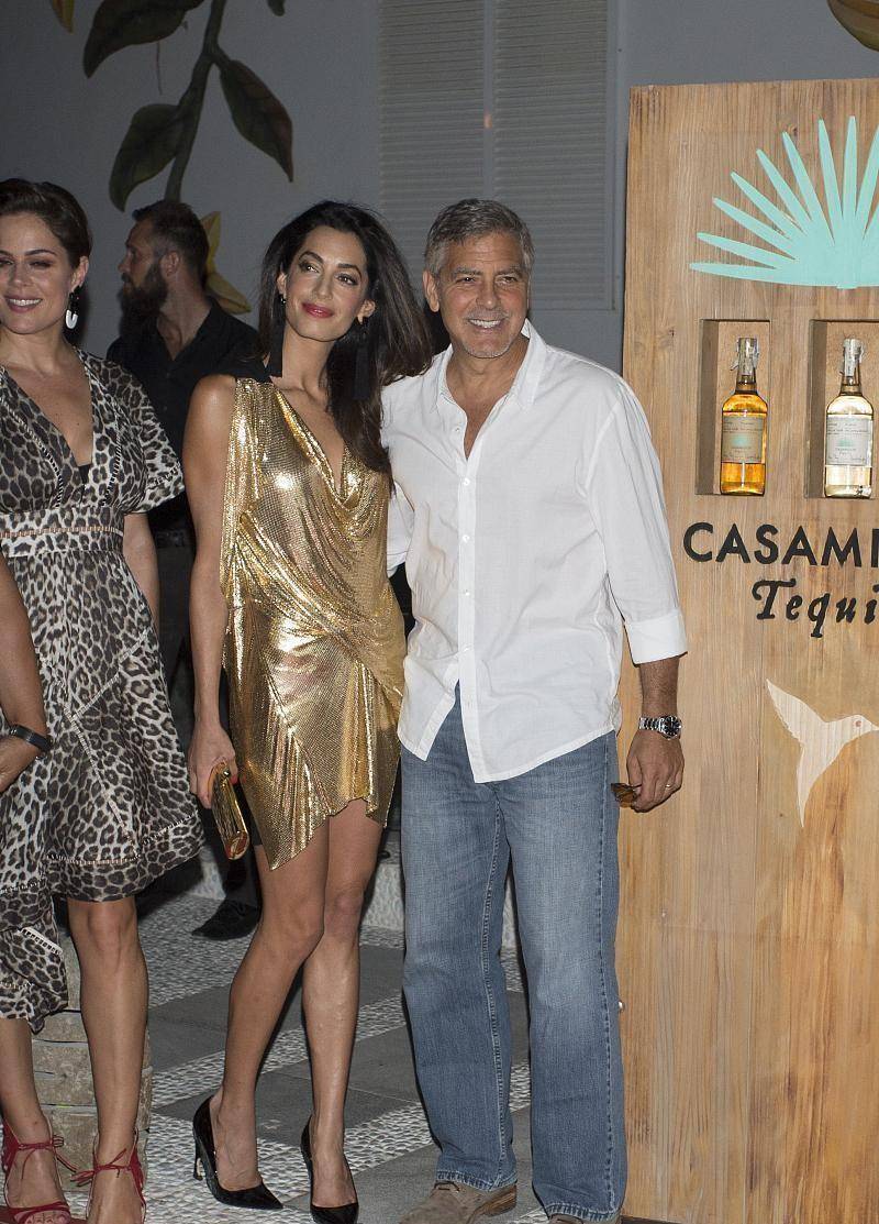 乔治·克鲁尼漂亮老婆人气爆棚,一身金色长裙秀模特身材,魅力十足