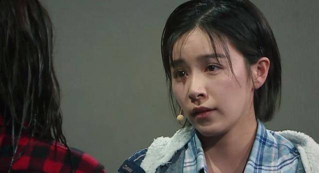 阚清子扣子掉落,幸好徐璐一把抱住,章子怡见了却记了一笔_表演_衣服