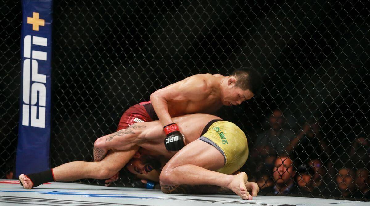 ufc李景亮vs穆斯里穆,赢过输过没怂过,依然义无反顾_比赛_格斗_选手