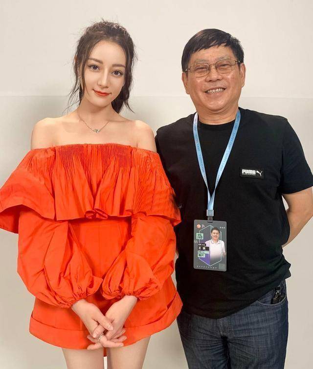 快本领导与众星合影,杨幂有范,赵丽颖迪丽热巴拘谨,希林像闺女_王一博