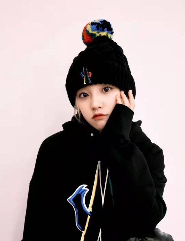 黄旭熙则回答:"没关系呀,他女朋友是我女朋友,录完节目我们还一起去