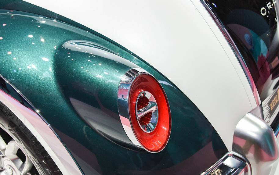 整体内饰部分的档次感不输给bba,可以说跟大众甲壳虫就没有可比性.