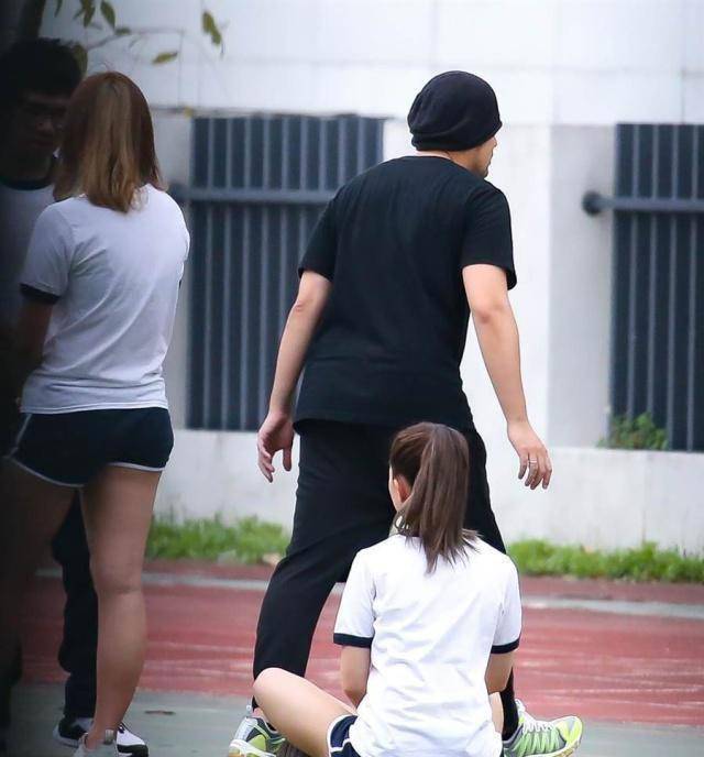 电影杀青照,周杰伦专门指导她拍戏,背影很像小周周_台北_曹佑宁_照片