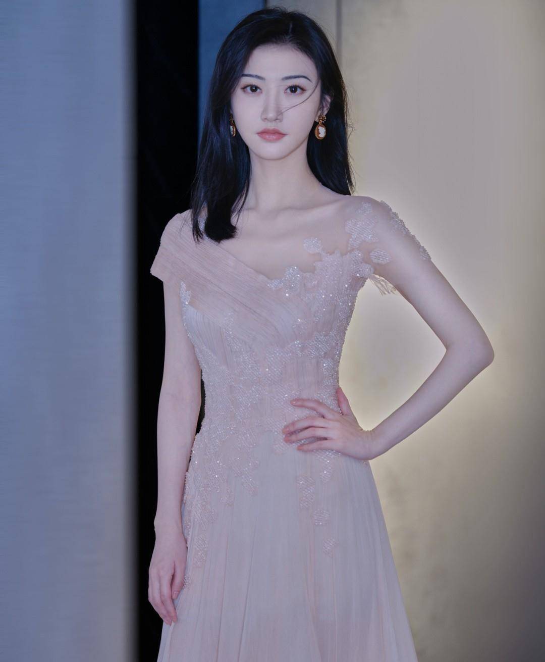 景甜这回赢得太出彩,淡妆红唇穿吊带裙真白嫩,衬得友人黯然失色_黑色