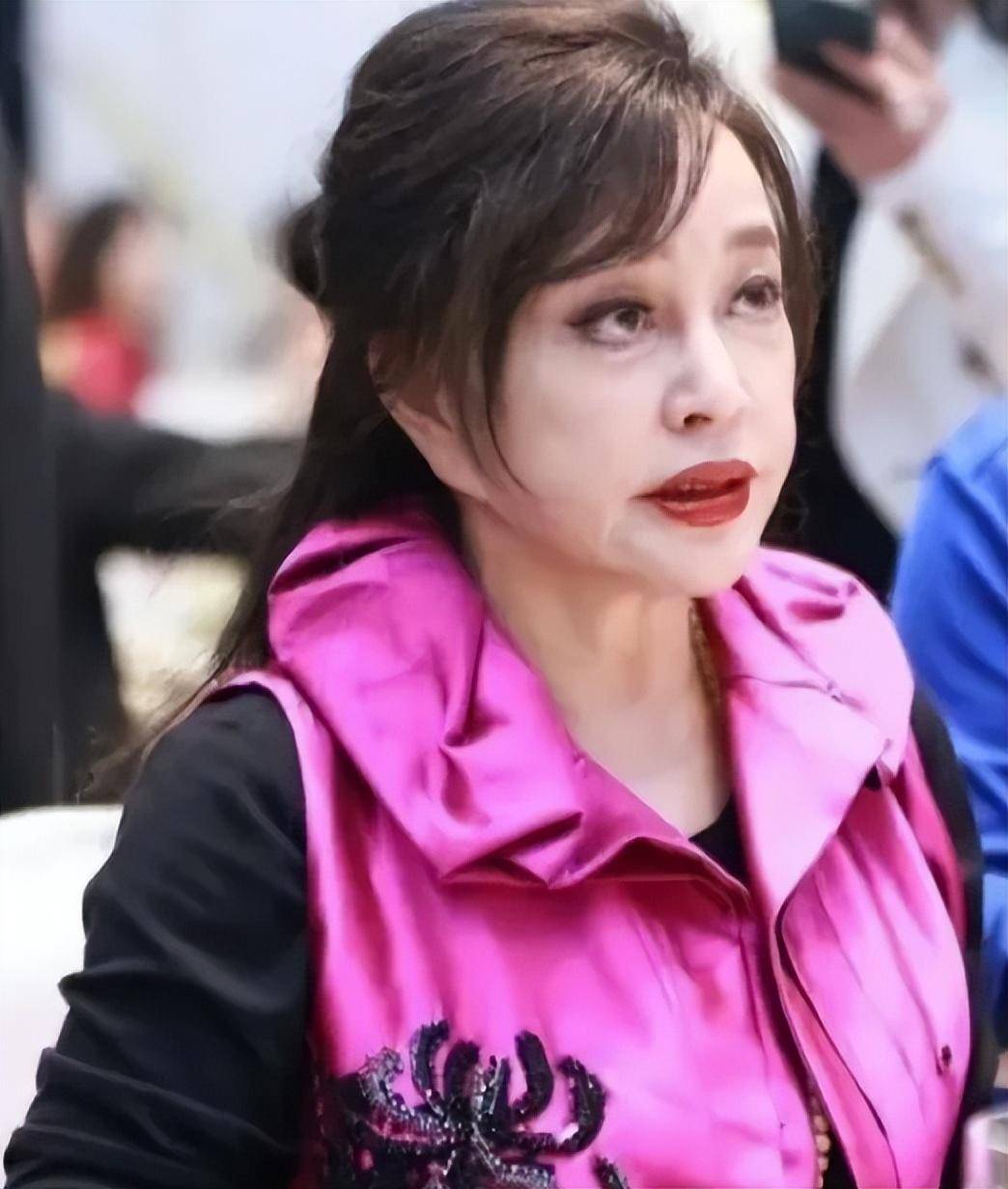 真实的刘晓庆长这样,面部断崖式衰老,浓妆艳抹大红唇也是老奶奶_网友