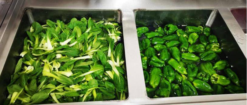 近日,张家口一中食堂为考生量身定制"高考营养套餐",保证考生能够摄入