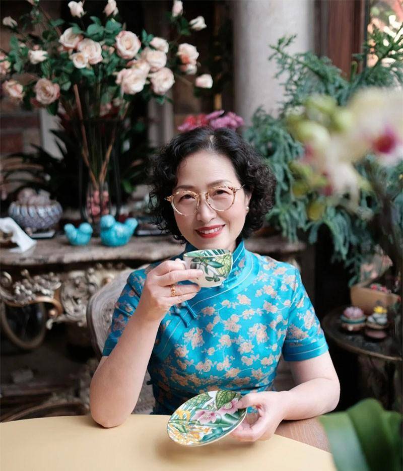 《上海老太婆》时尚街拍惊艳到我了,花白的头发,时髦的衣服,有型又