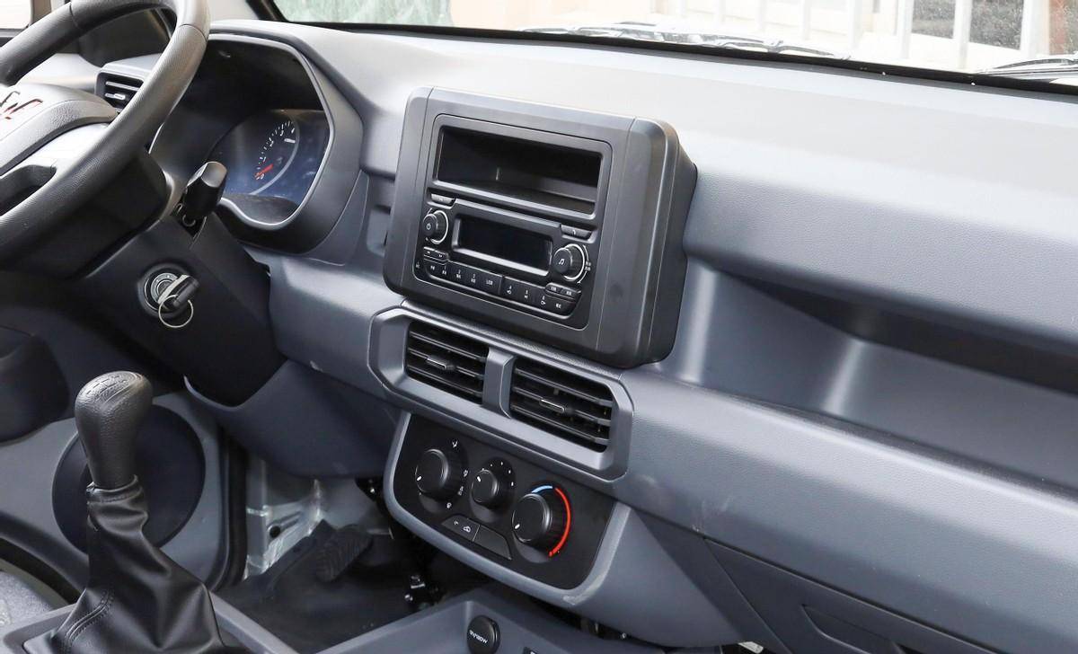 货箱长度3.8米,承载能力优秀,实拍解读五菱龙卡到底如何?