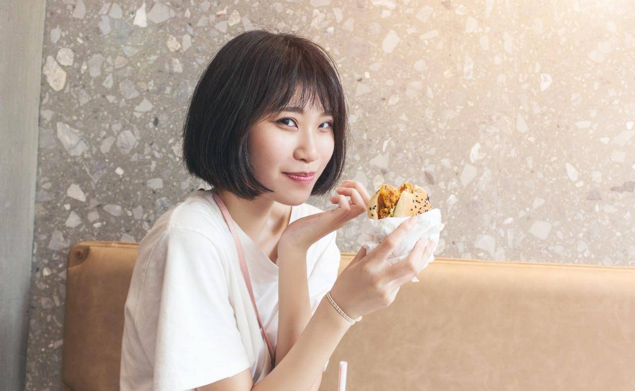 搞笑笑话:我们有一个习俗,大年初一不准所有女性穿