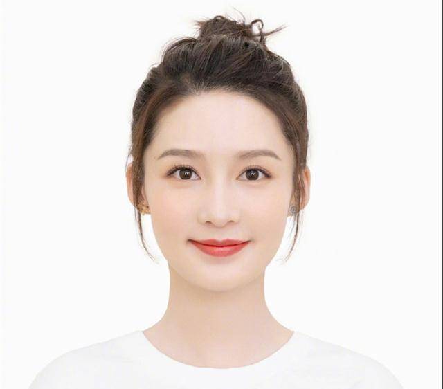 李沁为新剧造势晒最美证件照,白衬衣丸子头,气质绝美._感觉_设计_自然