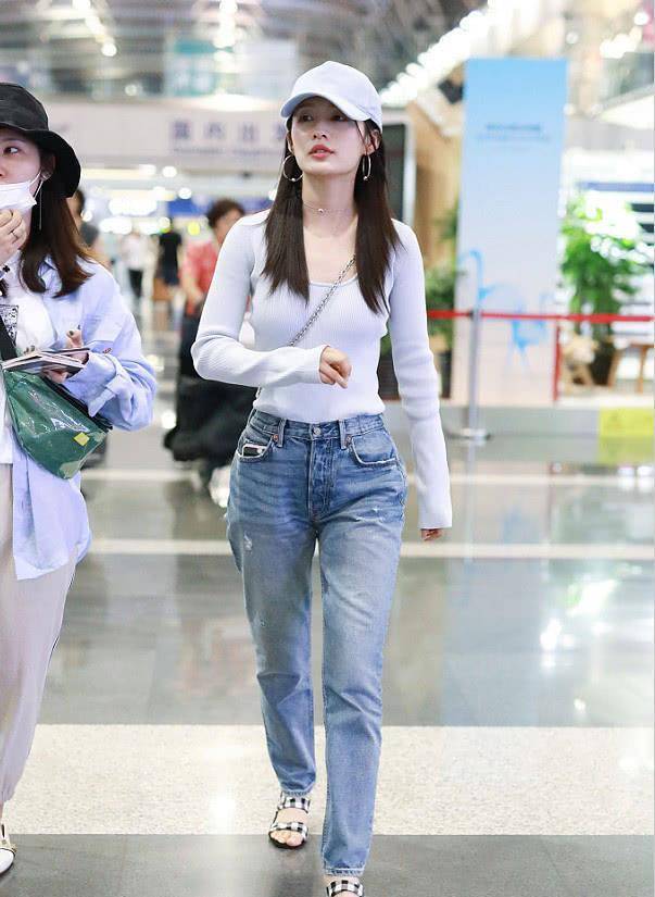 李沁当完伴娘后亮相,西装内搭白裙走机场,干练中又透露出温柔感_休闲