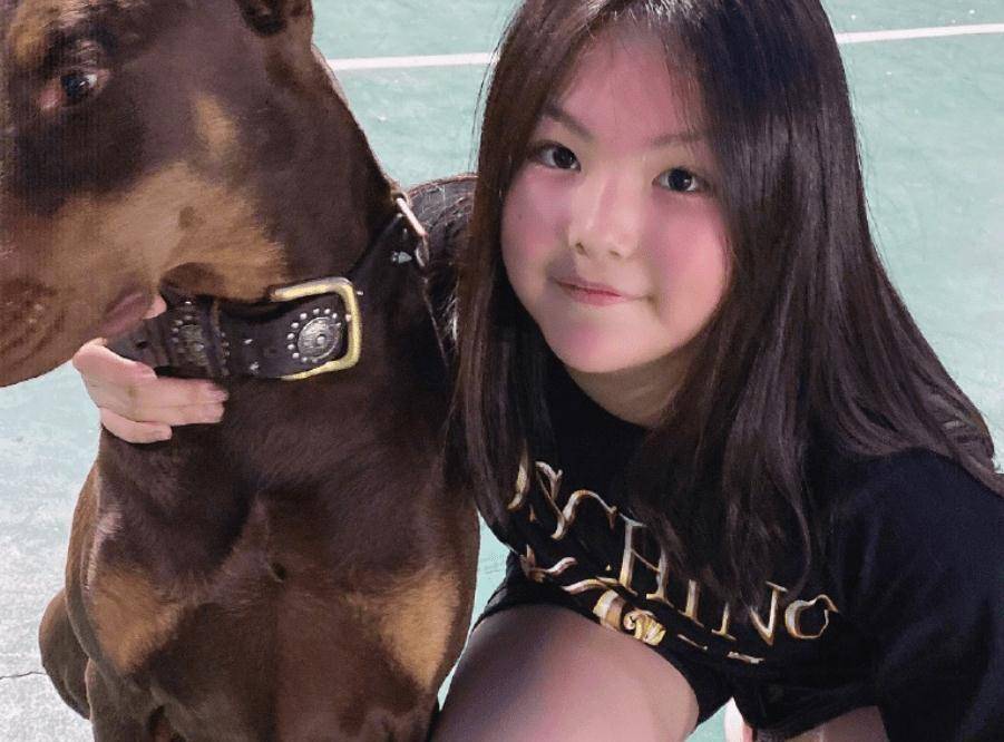 李湘和女儿旅游近照,11岁王诗龄身高赶上妈妈,但体型却更加壮实了