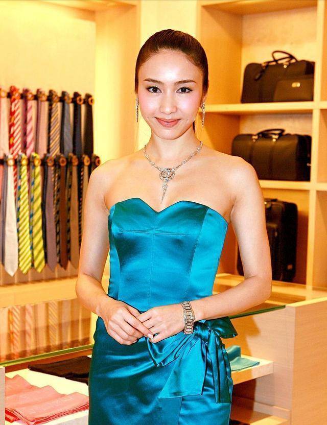 黎姿身穿天蓝色缎面礼服,宛如孔雀般的美丽,营造"冰美人"形象_裙子