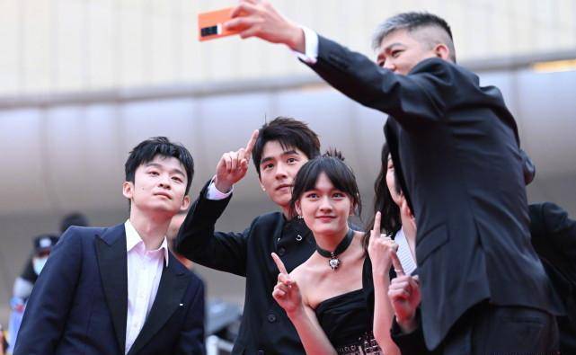 5位新生代同框,黄晓明太憔悴,周冬雨走时尚风_刘昊_状态_文淇