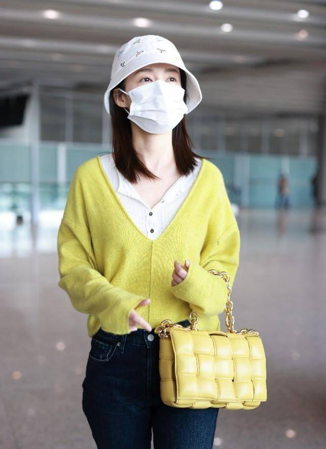 李沁素颜走机场,草绿色毛衣配破洞牛仔裤温柔又清新,太美了_黄绿色_显