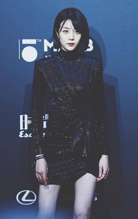 李溪芮出席时尚活动,穿黑色亮片礼服穿出水蛇腰,又酷又美!