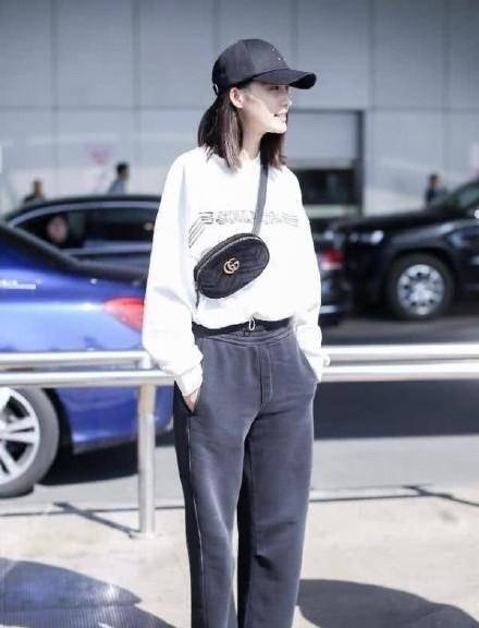 会穿打底裤或者是牛仔裤这种比较保暖的下装,而李沁搭配了一双凉高跟