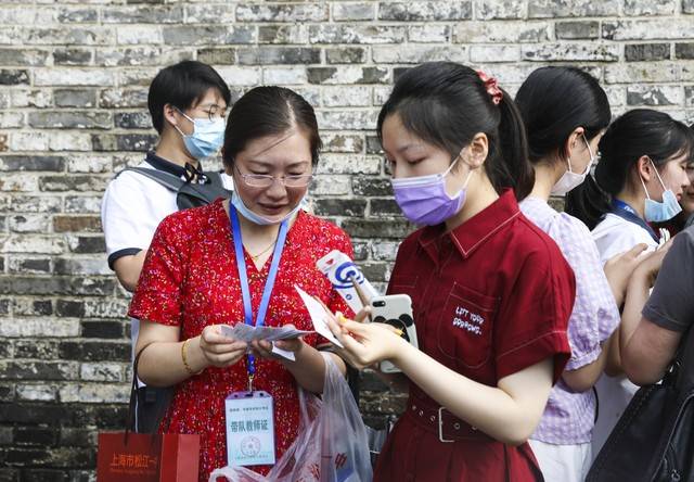 今年高考这些新闻还是来了,就连湖南一监考老师也忘带监考证