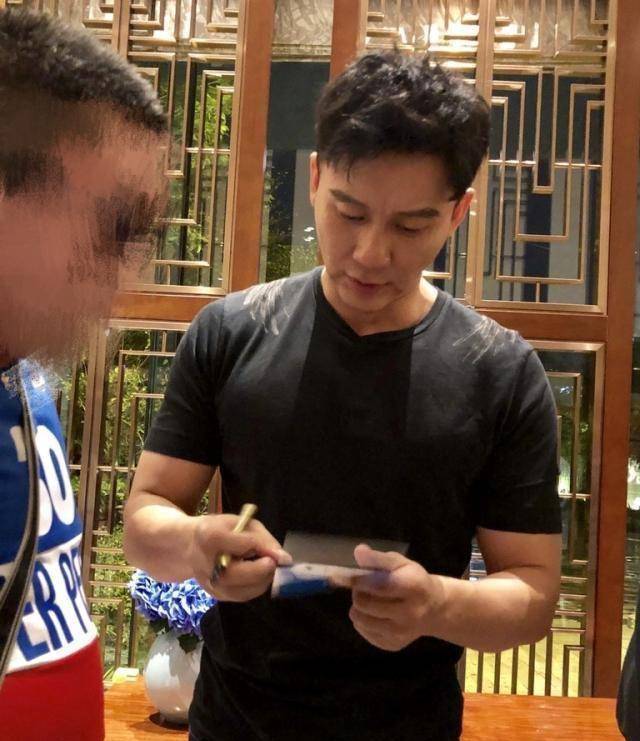 李晨近照胖回来了!"没有眉毛"的他,浓眉画得颇为喜感_工作_照片_造型