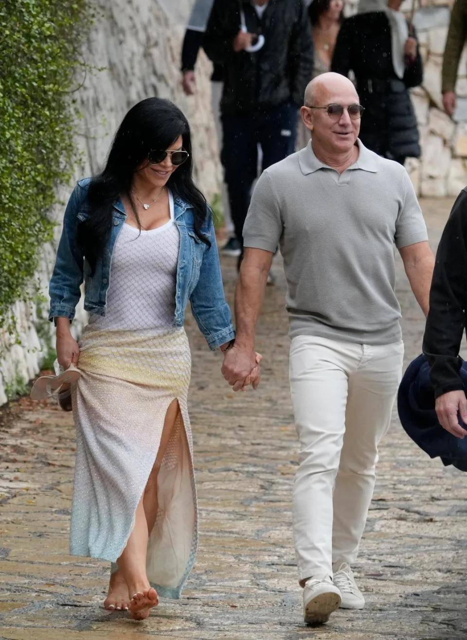 贝索斯53岁女友赤脚走路,短粗腿高裙遮不住,被有钱人宠着_劳伦·