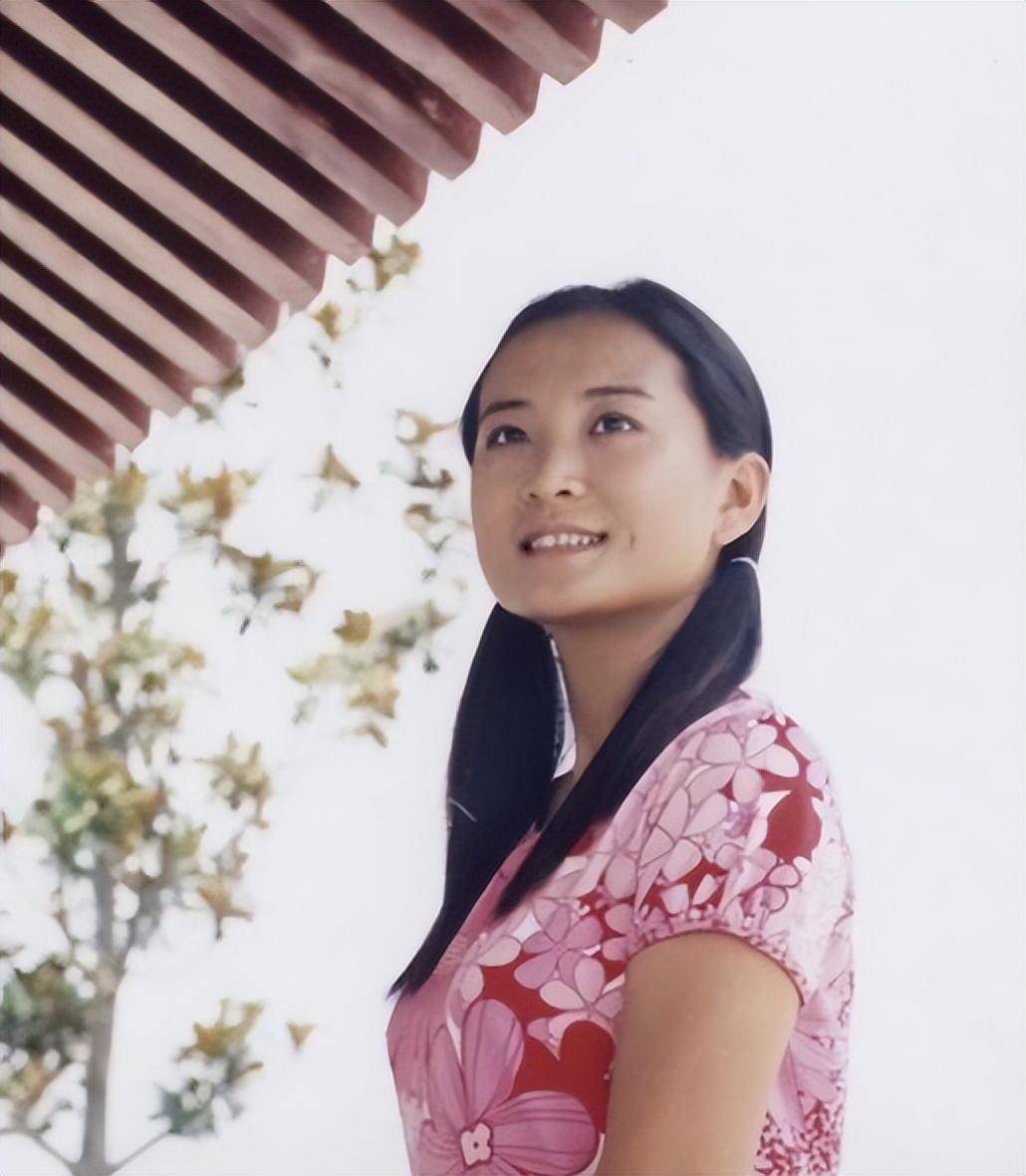 年轻时的贾玲长的非常漂亮,其实她也是要走明星这条道路的,只不过阴差