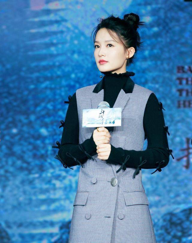 其实西装的搭配并不难,娇小的女生如李沁也能有很好的视觉效果,那么小