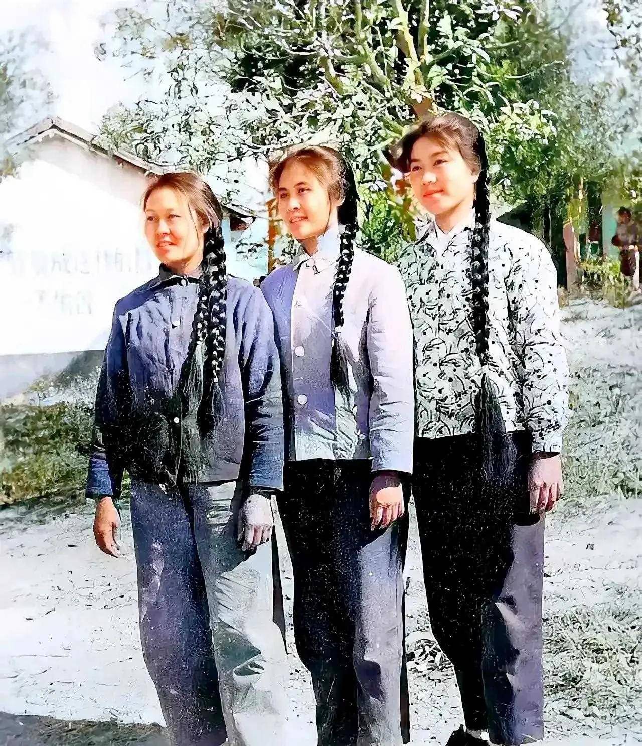 70年代,三个农村姑娘的合影,看她们的辫子,又黑又粗又长