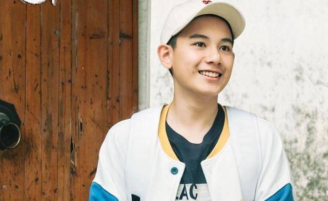 李兰迪发微晒中戏同学合照,胡先煦黑了,只可惜万众期待的他不在_军训