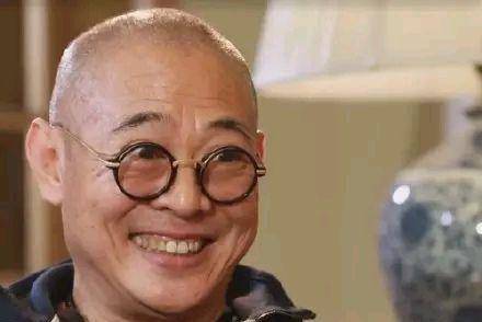 除了"甲亢"外,李连杰还被其它疾病所困扰,人憔悴衰老了许多,外貌与