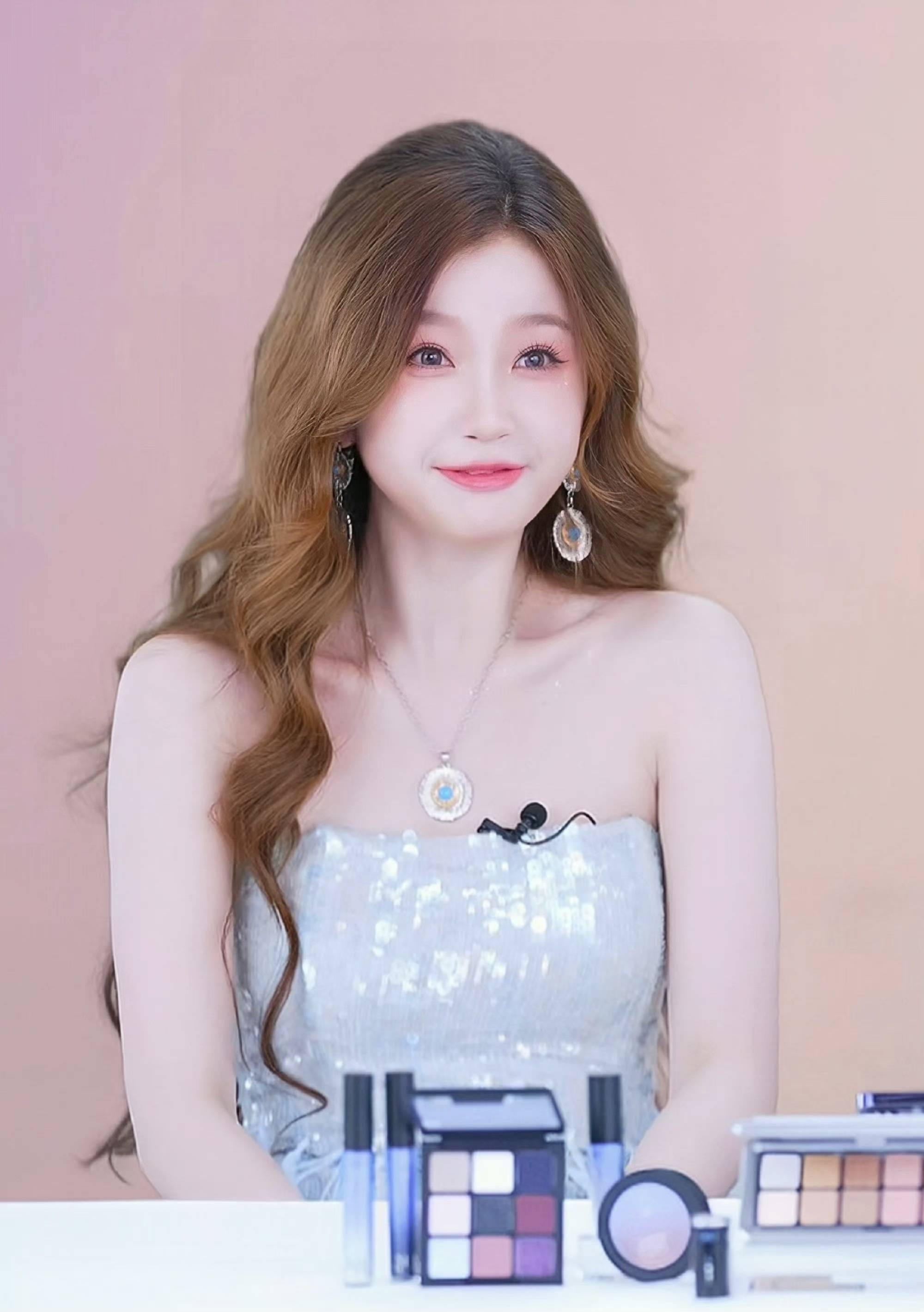 虞书欣亮片绿色抹胸裙引热议,网友:起猛了,看见美人鱼了 !