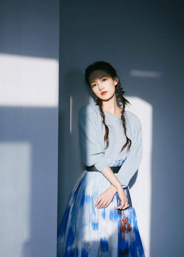 李沁这身穿搭厉害了,渐变蓝服饰分层搭配,清纯减龄又显高_黑色_颜色