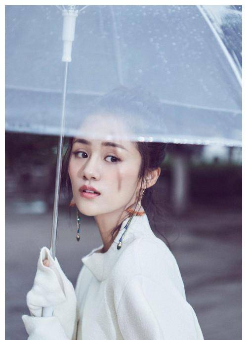 她是谭松韵好友,喊赵丽颖"娘亲",虽是少女专业户却已隐婚多年_安悦溪