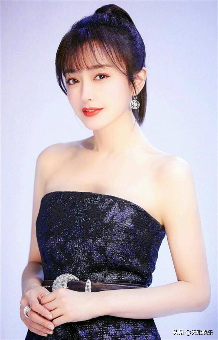 女演员,歌手秦岚写真图片集《十七》_网络_侵权_参考