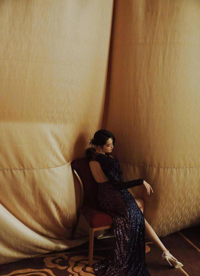 李沁清新糖果色穿搭好美,长发微卷温柔又甜美,俏皮可爱让人爱_牛仔裤