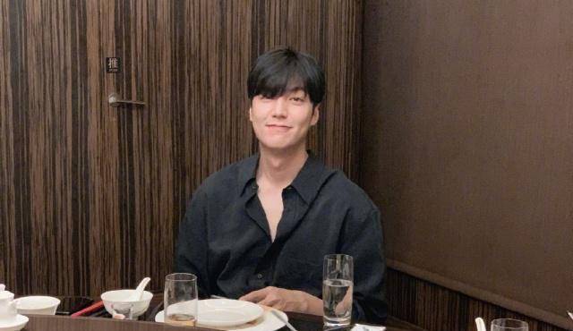 李敏镐正式复出,"烂大街"西装领带尽显男士魅力,187cm太抢镜_look