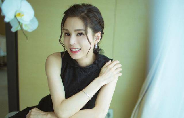 李若彤52岁状态真好,穿金色旗袍裙秀"水蛇腰"高级惊艳,太迷人_衣品