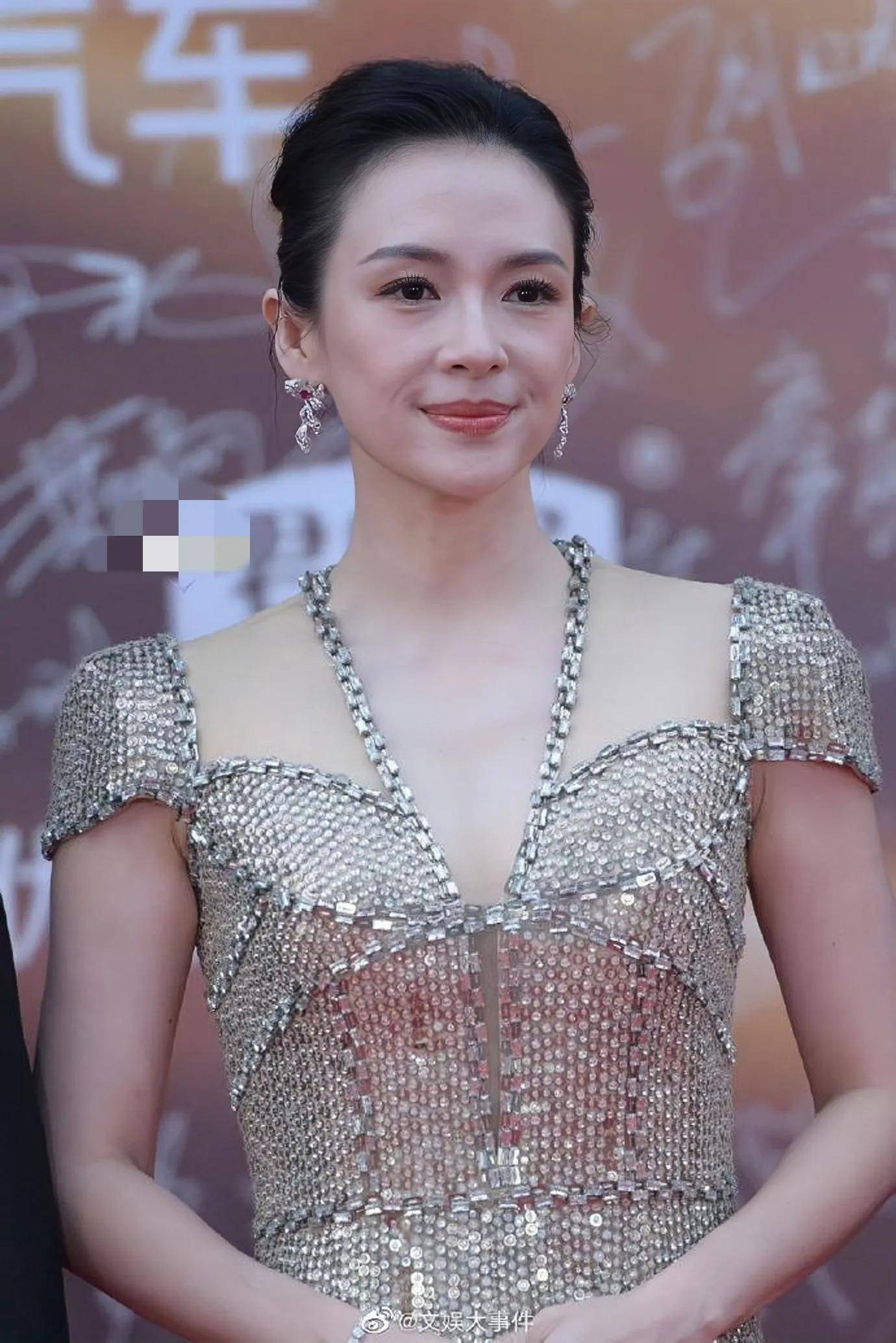 章子怡年轻时在《十面埋伏》演过盲人,让人觉得惟妙惟肖.