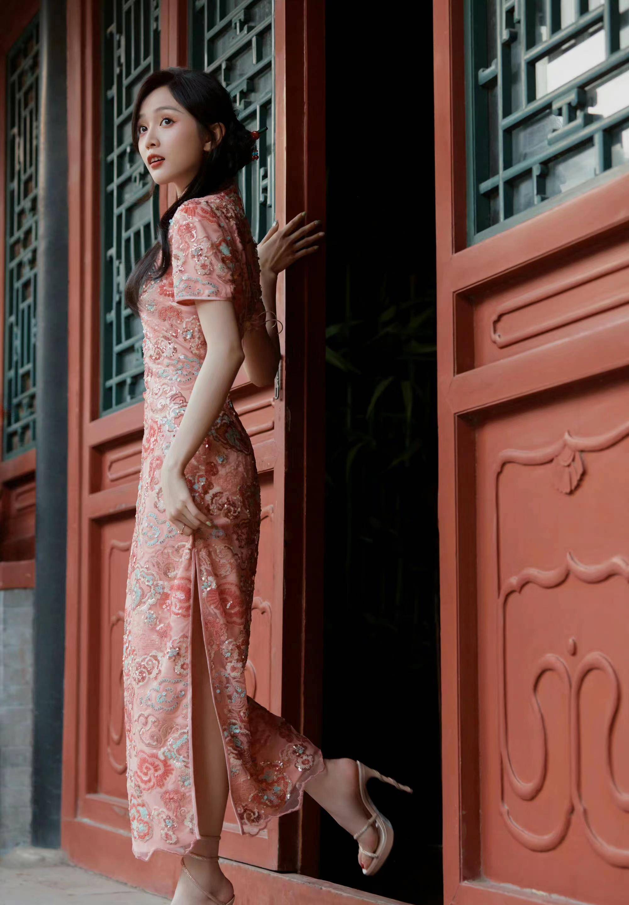 吴宣仪气质这么好!身穿粉色刺绣旗袍,精致优雅_身材_漂亮_风格