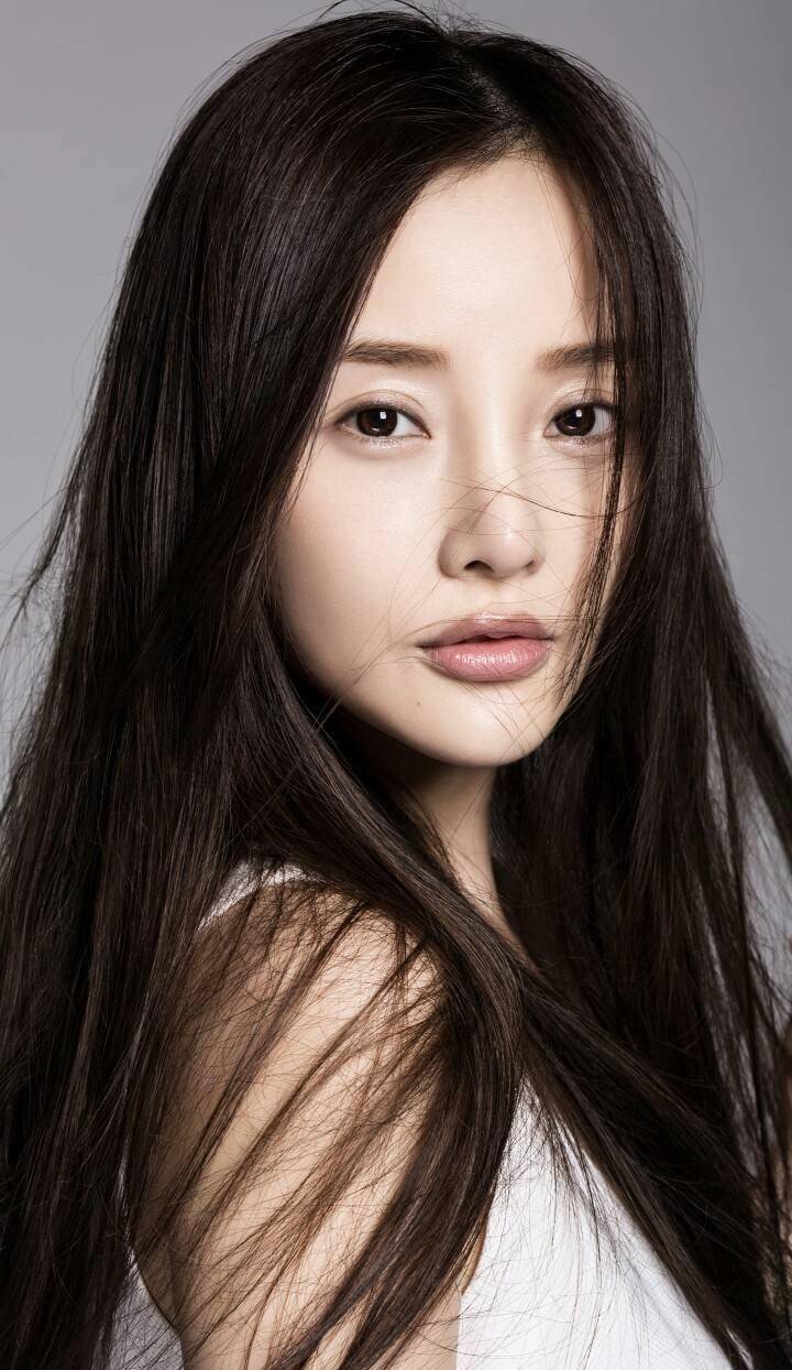 20日,李小璐在某平台出镜卖货,她身穿黑色裙子,齐刘海搭配精致妆容