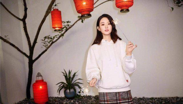 赵丽颖捧鲜花上演歪头杀,网友留言:有坤坤好看吗_蔡徐坤_明星_人气